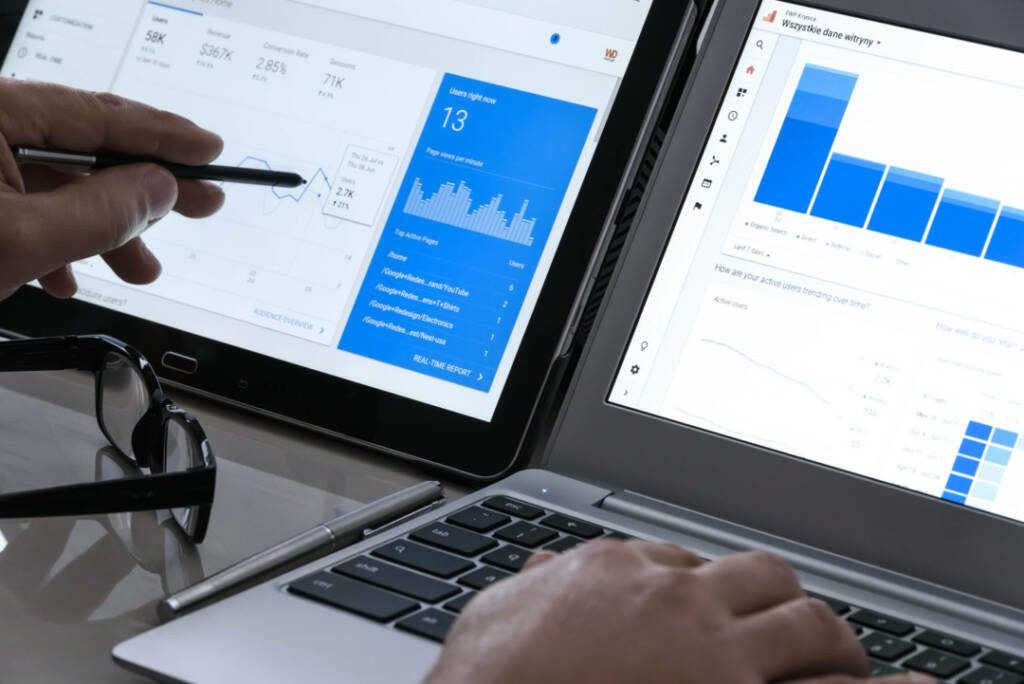 Análisis de Tráfico Web: Concepto con tecnología moderna en la oficina. Visualización de datos en una pantalla táctil portátil para analizar el tráfico web y mejorar estrategias digitales.